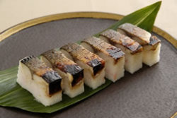 焼きさば寿司は切れていますから手間いらず。