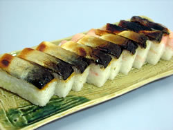 焼きさば寿司は切れていますから手間いらず。